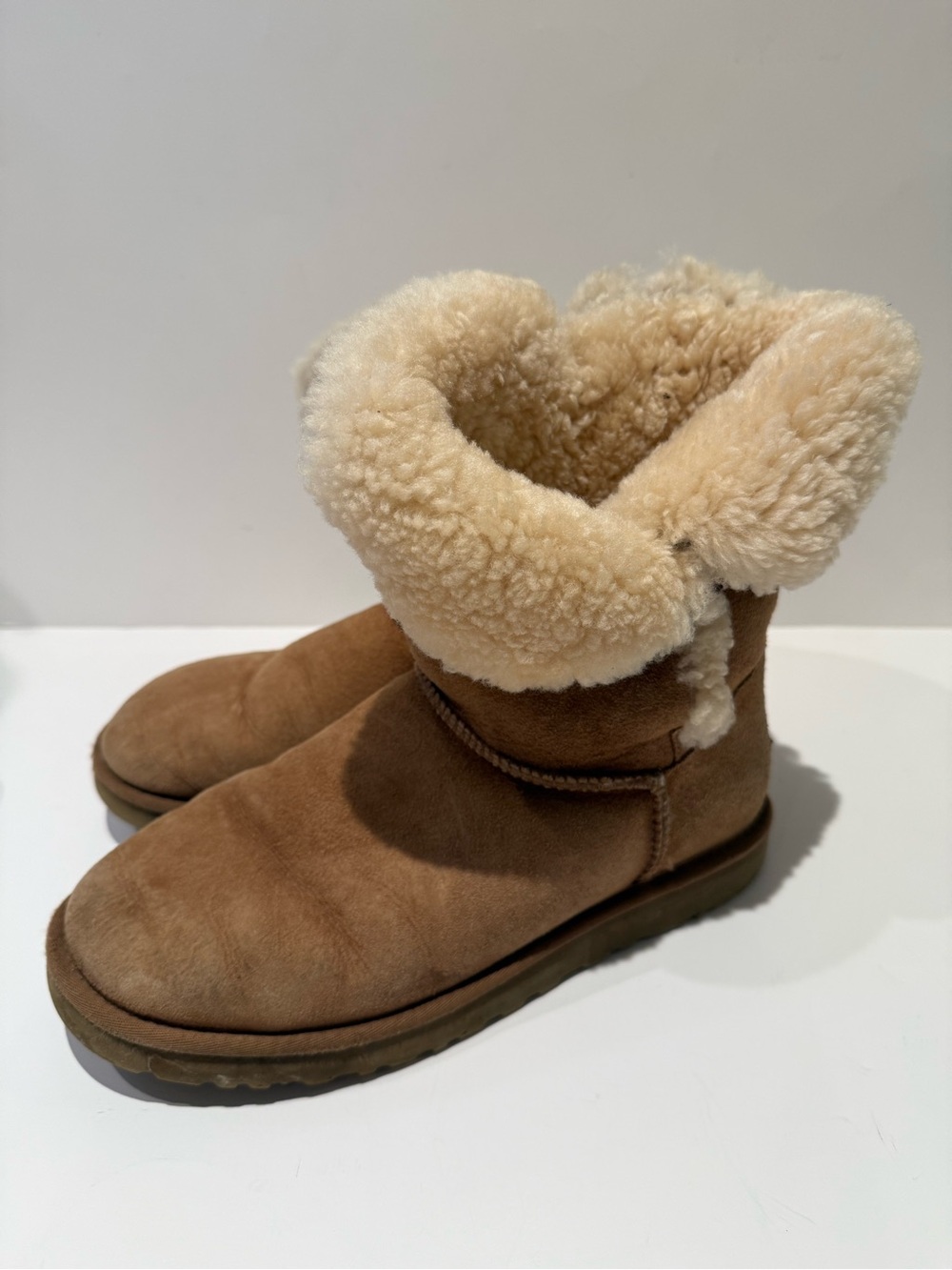 UGG Classic Short Genuine Shearling Cuffed Boots Tan Chestnut Suede Ankle Size 9